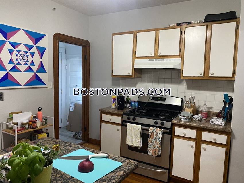 SOMERVILLE - DAVIS SQUARE - 4 Beds, 1 Bath - Image 4