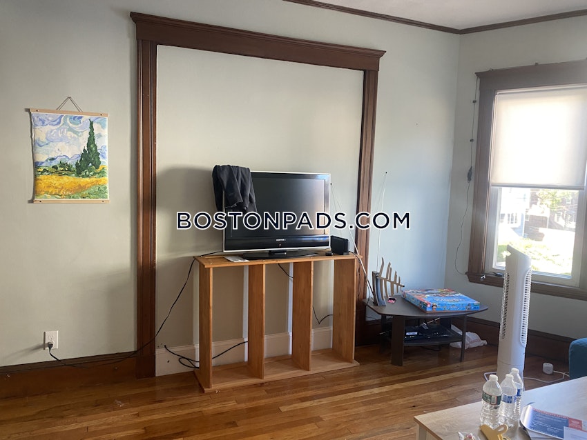 MEDFORD - TUFTS - 5 Beds, 2 Baths - Image 16