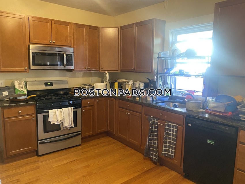 MEDFORD - TUFTS - 5 Beds, 2 Baths - Image 3