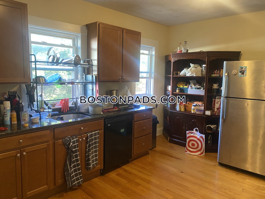 MEDFORD - TUFTS - 5 Beds, 2 Baths - Image 14