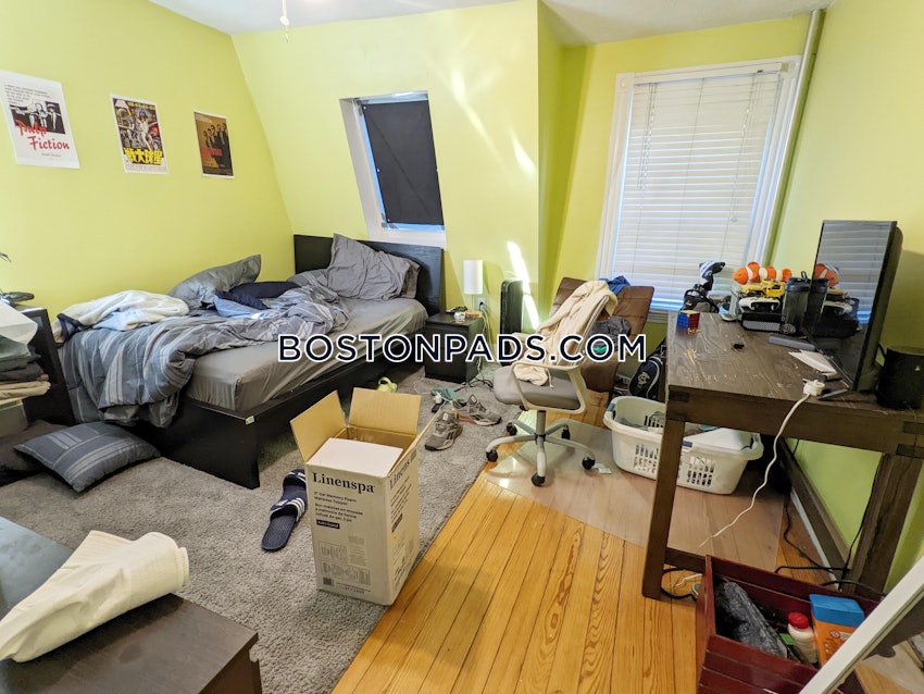 MEDFORD - TUFTS - 5 Beds, 2 Baths - Image 8