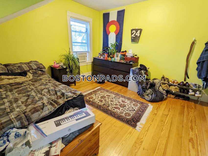 MEDFORD - TUFTS - 5 Beds, 2 Baths - Image 3