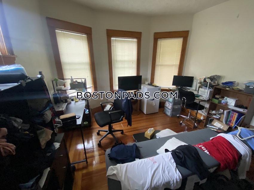 MEDFORD - TUFTS - 4 Beds, 1 Bath - Image 9