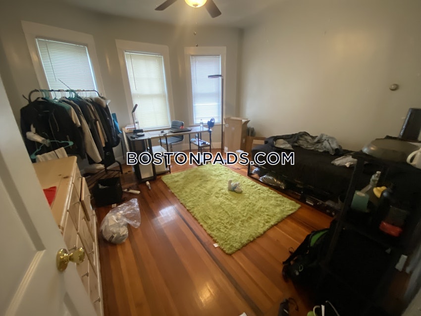 MEDFORD - TUFTS - 4 Beds, 1 Bath - Image 4