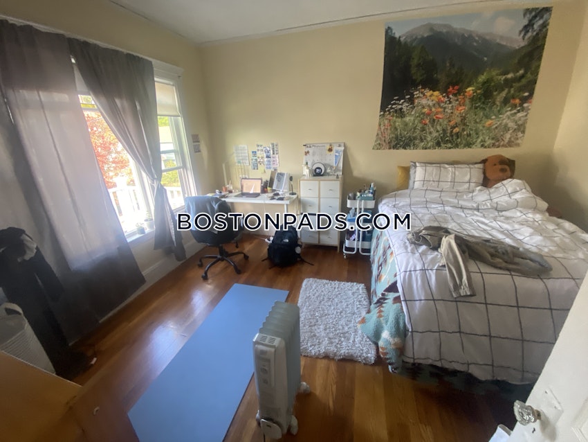 MEDFORD - TUFTS - 5 Beds, 2 Baths - Image 39