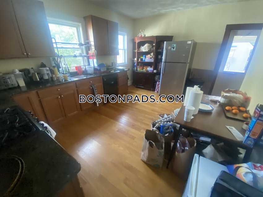 MEDFORD - TUFTS - 5 Beds, 2 Baths - Image 32