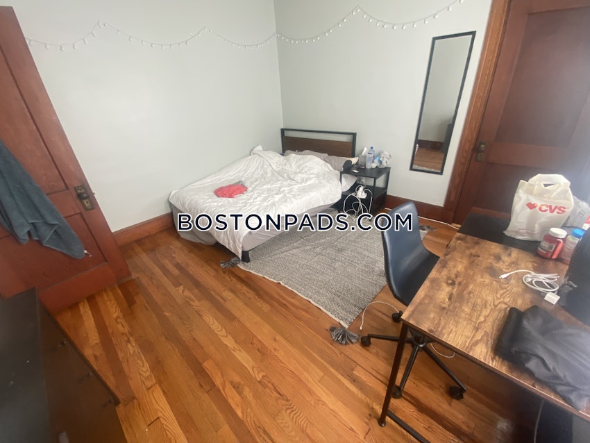 MEDFORD - TUFTS - 5 Beds, 2 Baths - Image 16