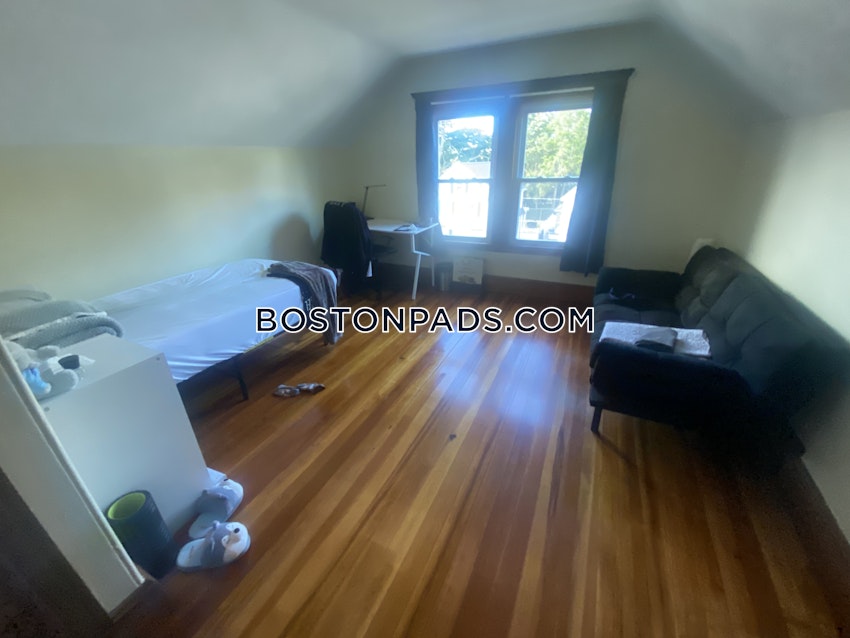 MEDFORD - TUFTS - 5 Beds, 2 Baths - Image 22