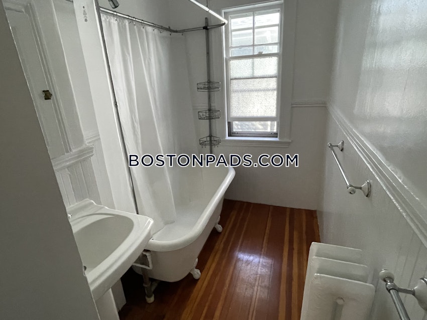 CAMBRIDGE - MT. AUBURN/BRATTLE/ FRESH POND - 3 Beds, 1 Bath - Image 53