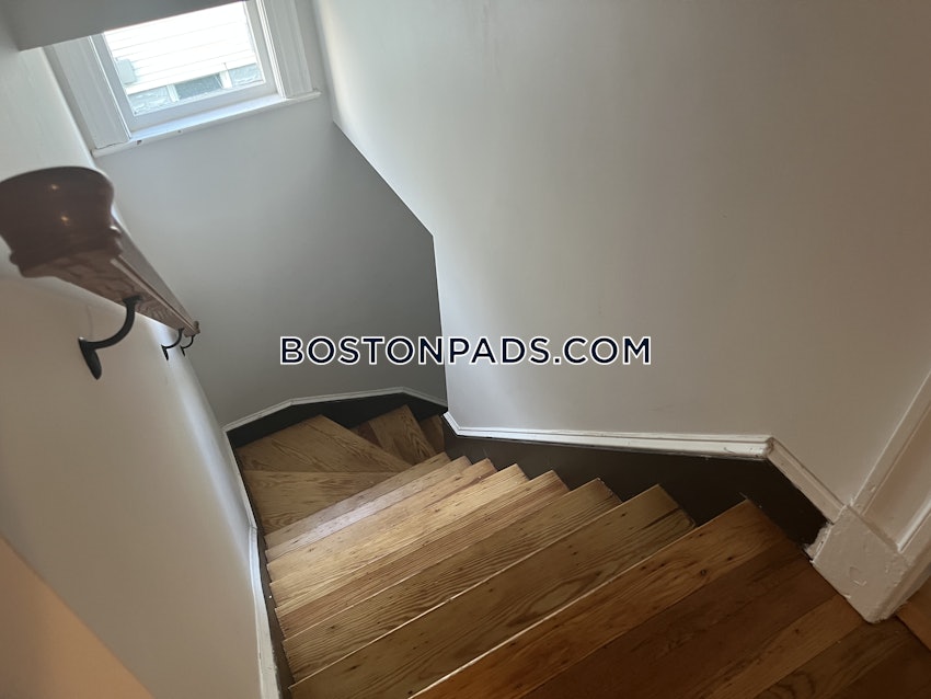 MEDFORD - TUFTS - 4 Beds, 1 Bath - Image 32