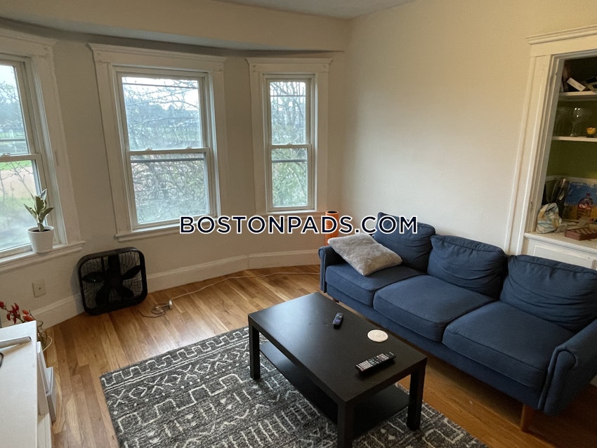 MEDFORD - TUFTS - 4 Beds, 1 Bath - Image 42