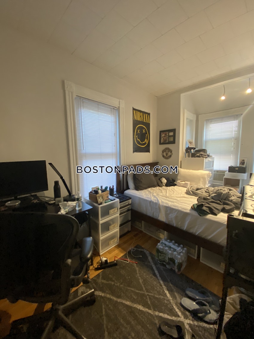 SOMERVILLE - TUFTS - 4 Beds, 1 Bath - Image 3