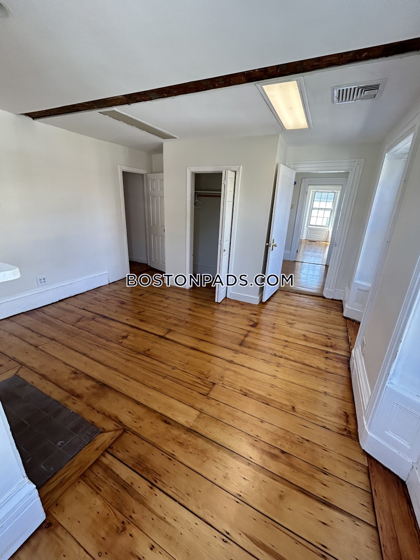 MEDFORD - MEDFORD SQUARE - 5 Beds, 2 Baths - Image 21