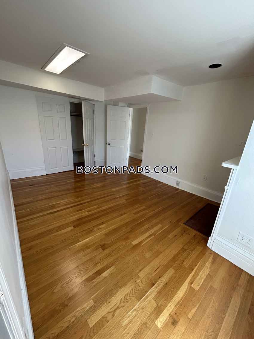 MEDFORD - MEDFORD SQUARE - 5 Beds, 2 Baths - Image 17