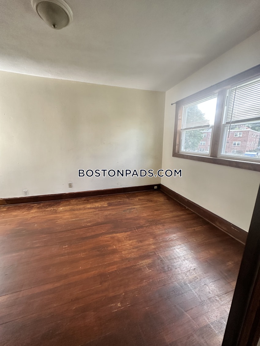 MEDFORD - TUFTS - 4 Beds, 2 Baths - Image 11