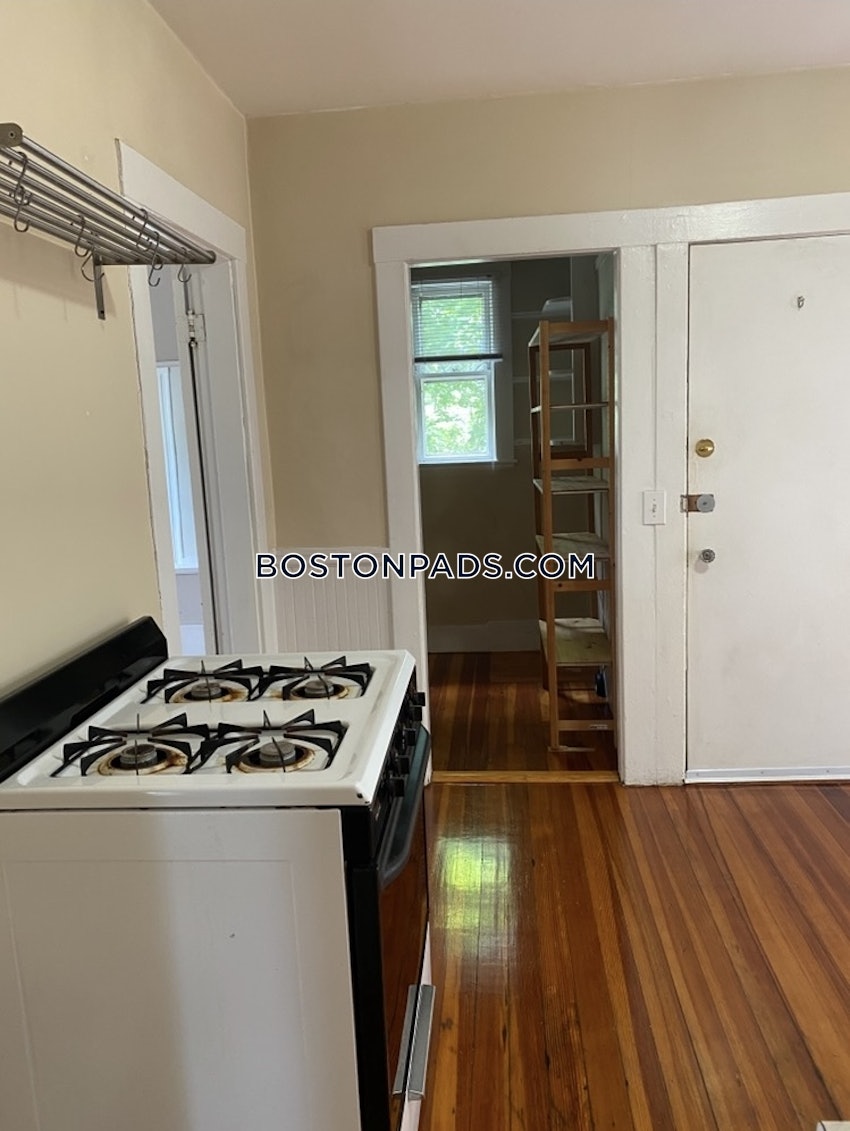 MEDFORD - TUFTS - 2 Beds, 1 Bath - Image 4