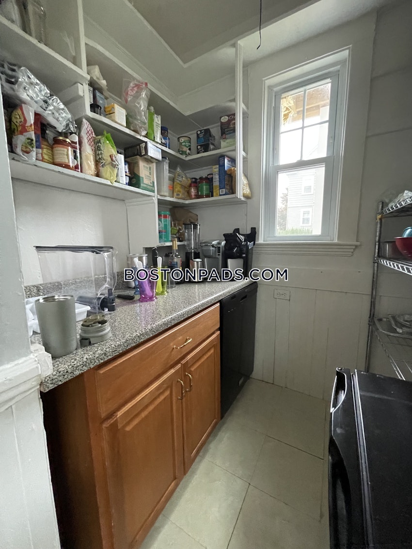 SOMERVILLE - TUFTS - 3 Beds, 1 Bath - Image 4