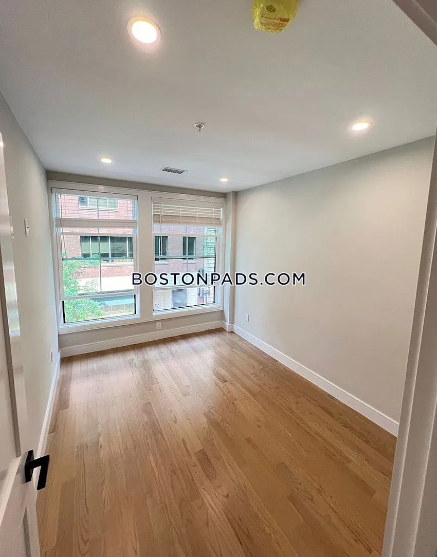 BOSTON - CHINATOWN - 3 Beds, 1.5 Baths - Image 3