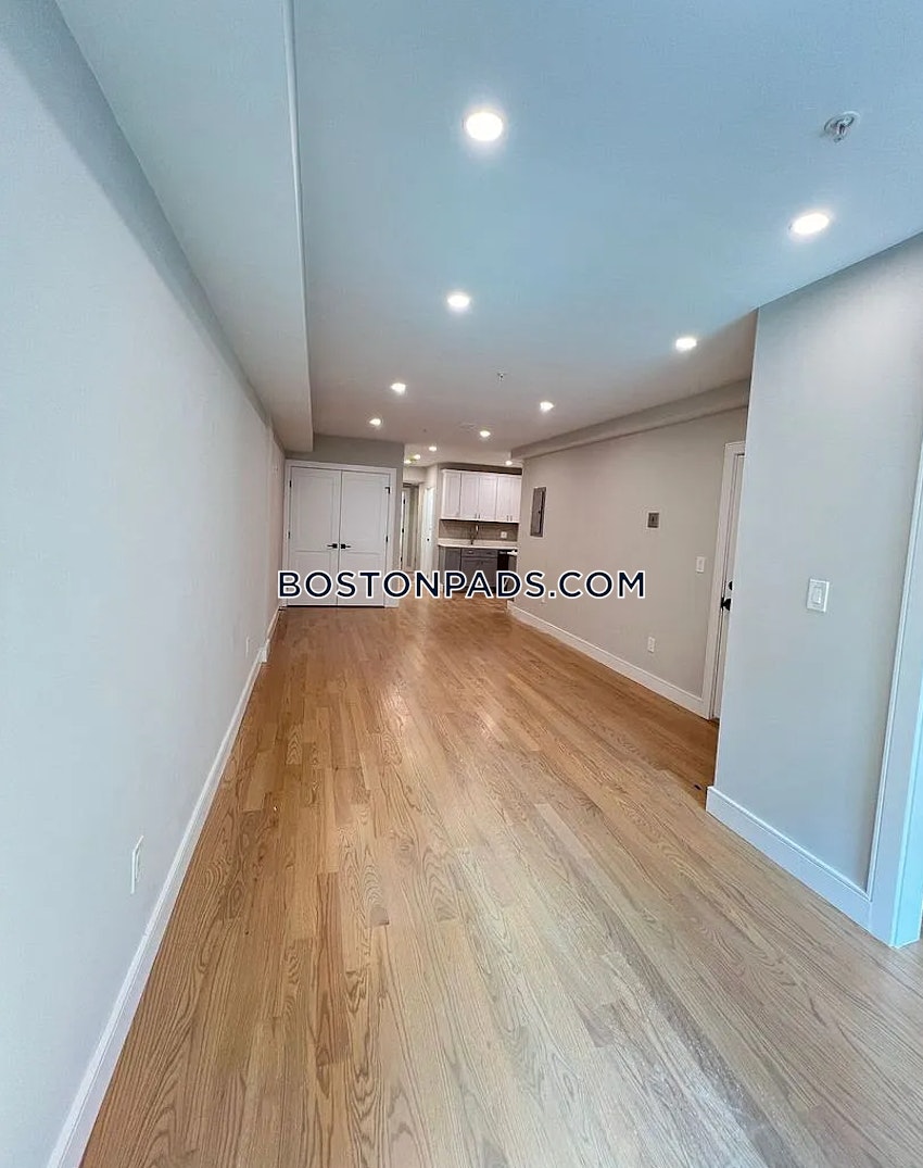 BOSTON - CHINATOWN - 3 Beds, 1.5 Baths - Image 4