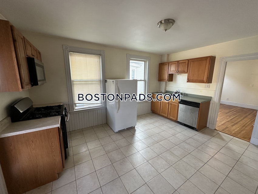 SOMERVILLE - WINTER HILL - 3 Beds, 1 Bath - Image 4