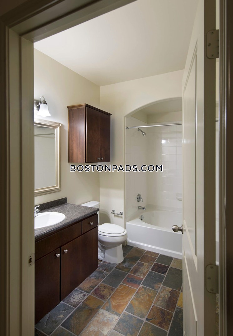 Foxborough Boulevard, Foxborough