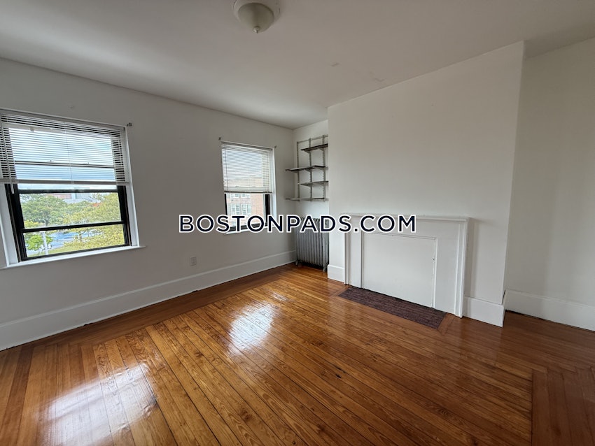 BOSTON - FORT HILL - 5 Beds, 2 Baths - Image 9