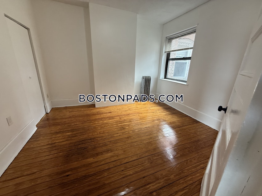 BOSTON - FORT HILL - 5 Beds, 2 Baths - Image 17