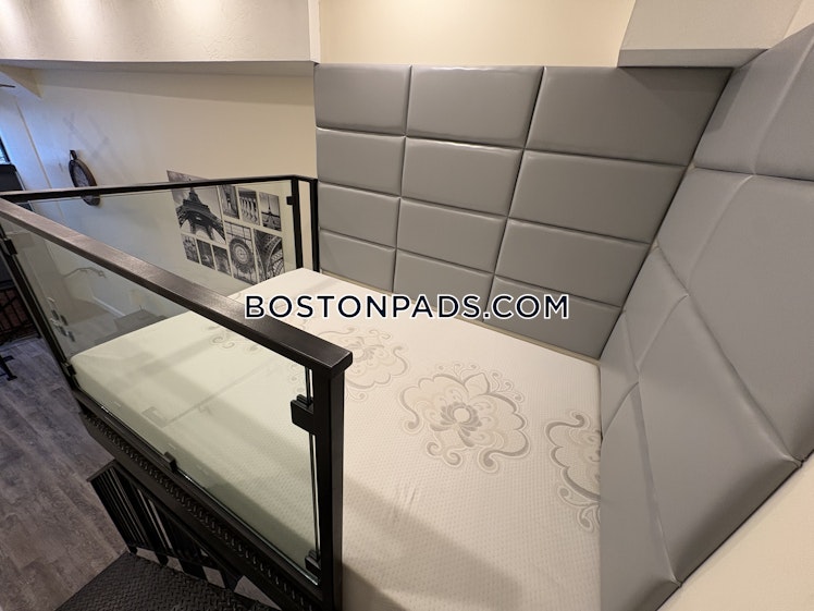 Commonwealth Ave., Boston