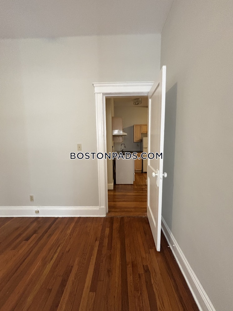 Commonwealth Ave., Boston