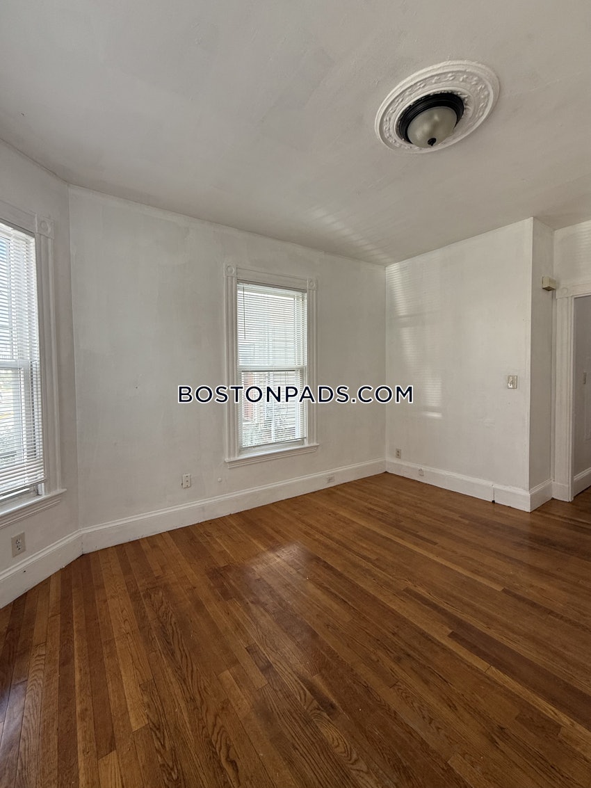 EVERETT - 3 Beds, 1 Bath - Image 9