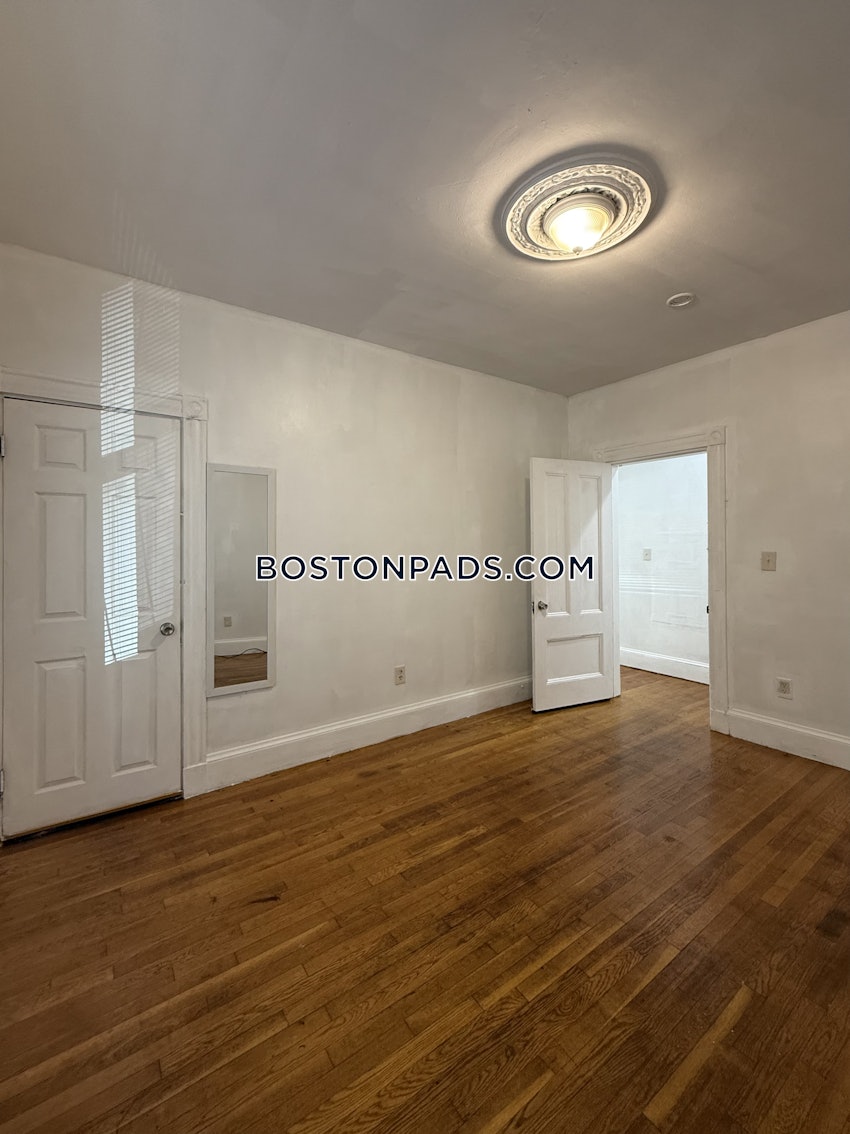 EVERETT - 3 Beds, 1 Bath - Image 4