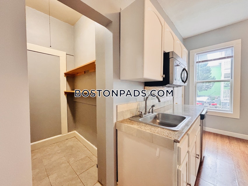 BOSTON - DORCHESTER/SOUTH BOSTON BORDER - 3 Beds, 1 Bath - Image 2