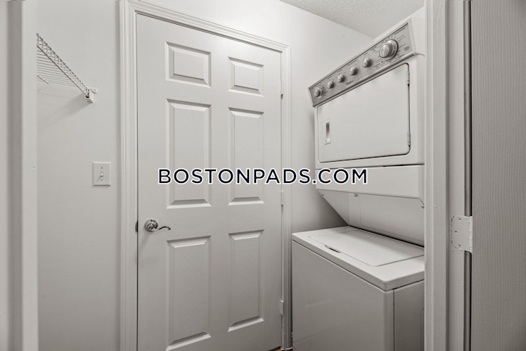 Hilltop Dr., Walpole