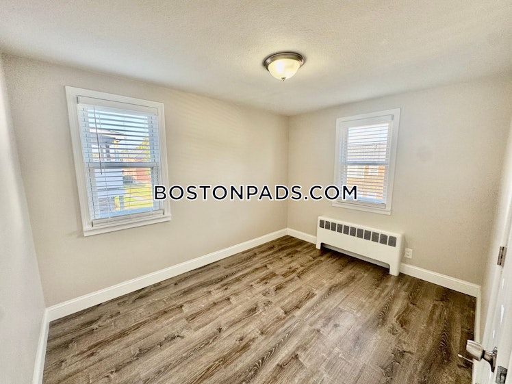 Shawomet Ave., Somerset