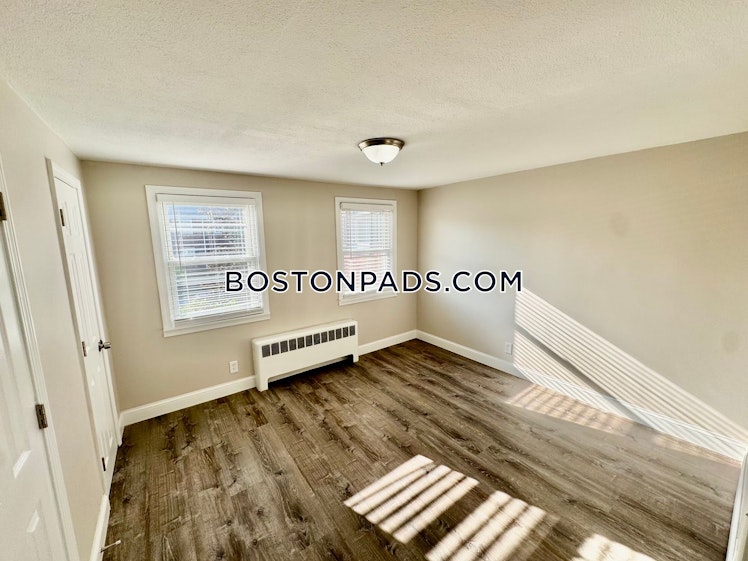 Shawomet Ave., Somerset