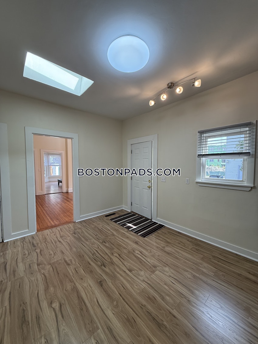 BOSTON - FORT HILL - 3 Beds, 1 Bath - Image 12