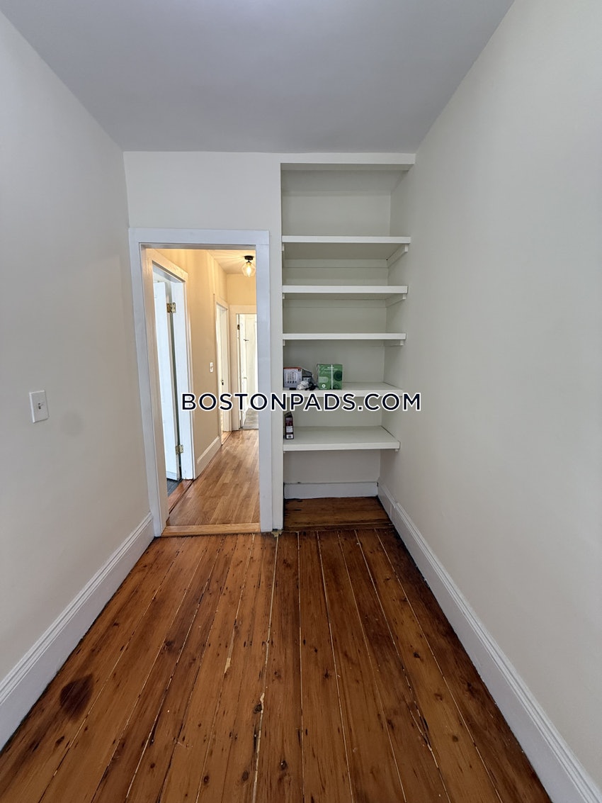 BOSTON - FORT HILL - 3 Beds, 1 Bath - Image 5