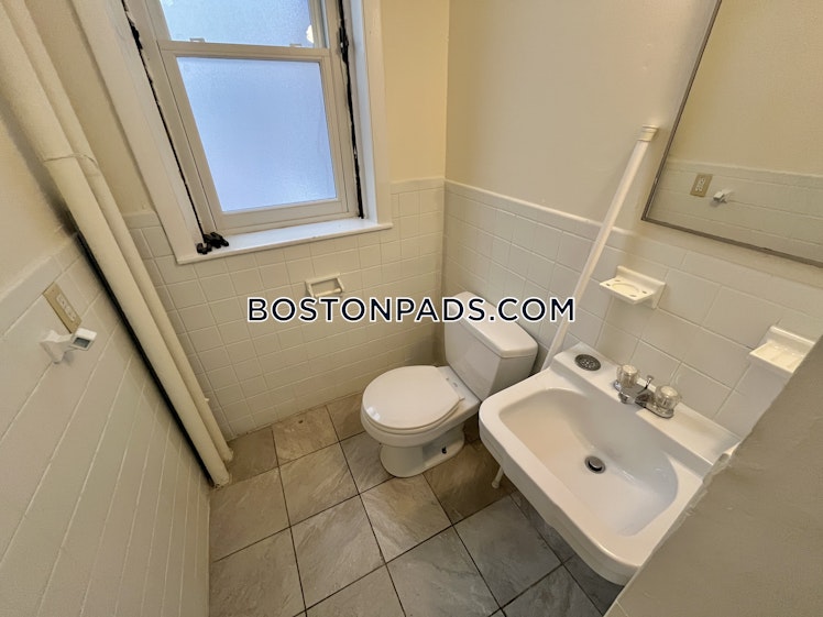 Commonwealth Ave., Boston