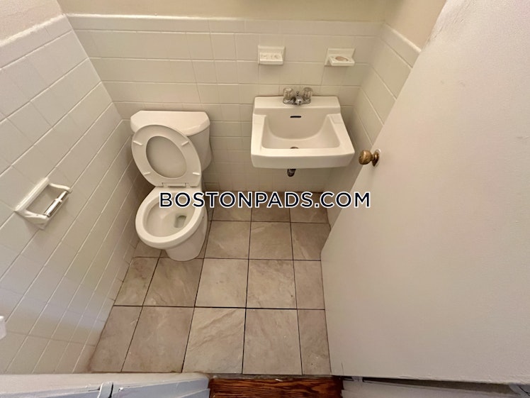 Commonwealth Ave., Boston