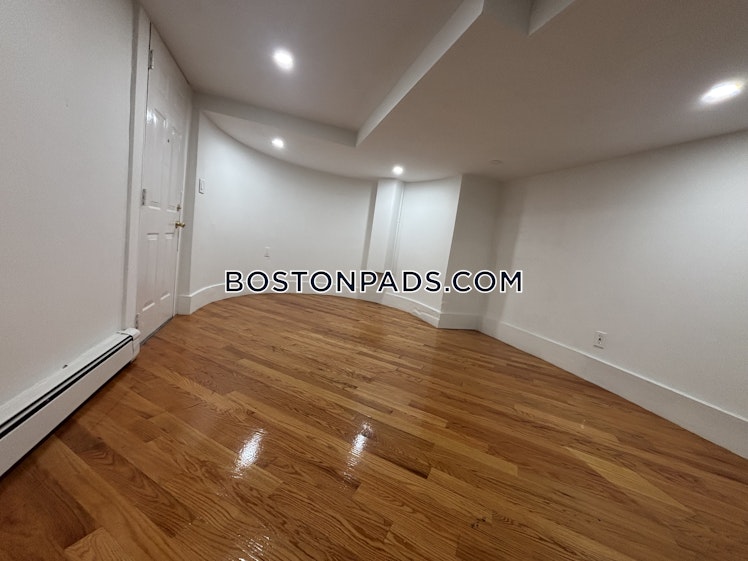 Commonwealth Ave., Boston