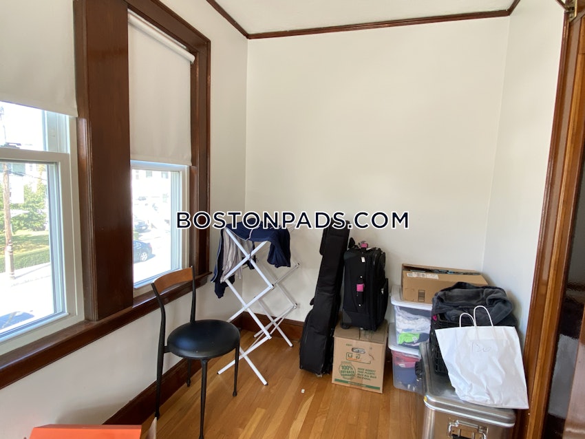 MEDFORD - TUFTS - 5 Beds, 2 Baths - Image 11