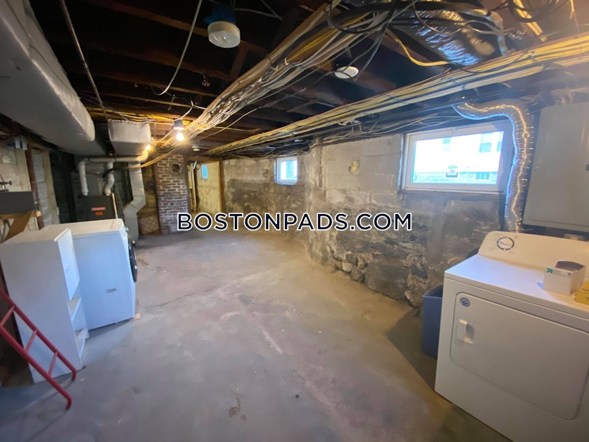 MEDFORD - TUFTS - 3 Beds, 1 Bath - Image 49