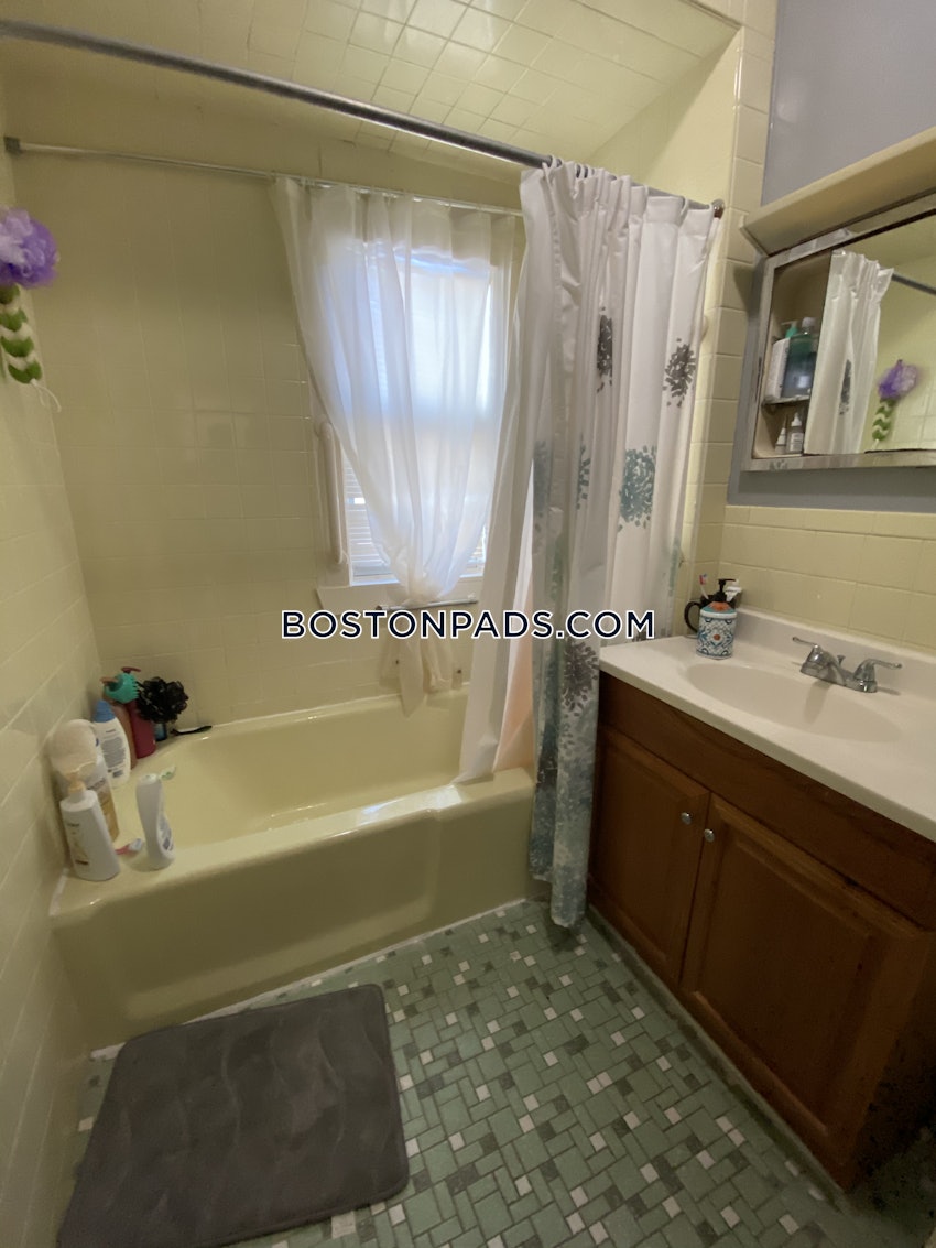 MEDFORD - TUFTS - 5 Beds, 2 Baths - Image 38