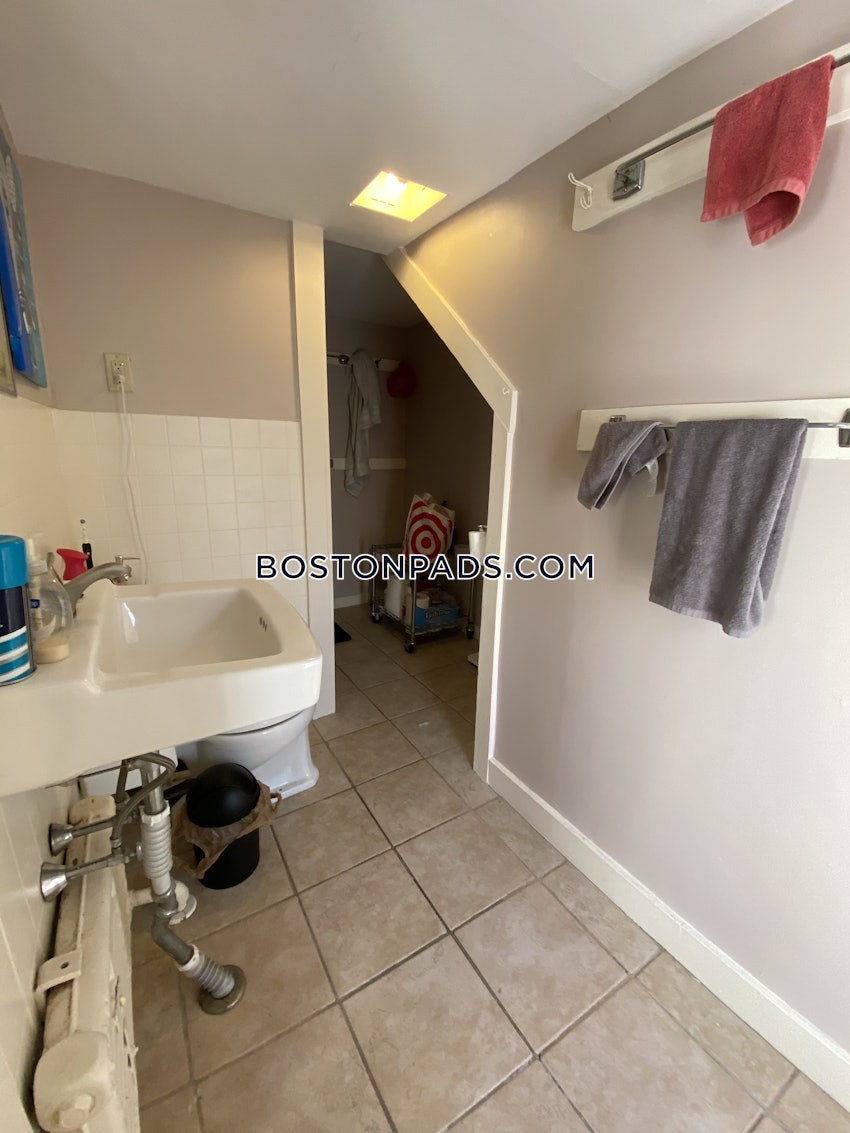 MEDFORD - TUFTS - 5 Beds, 2 Baths - Image 37