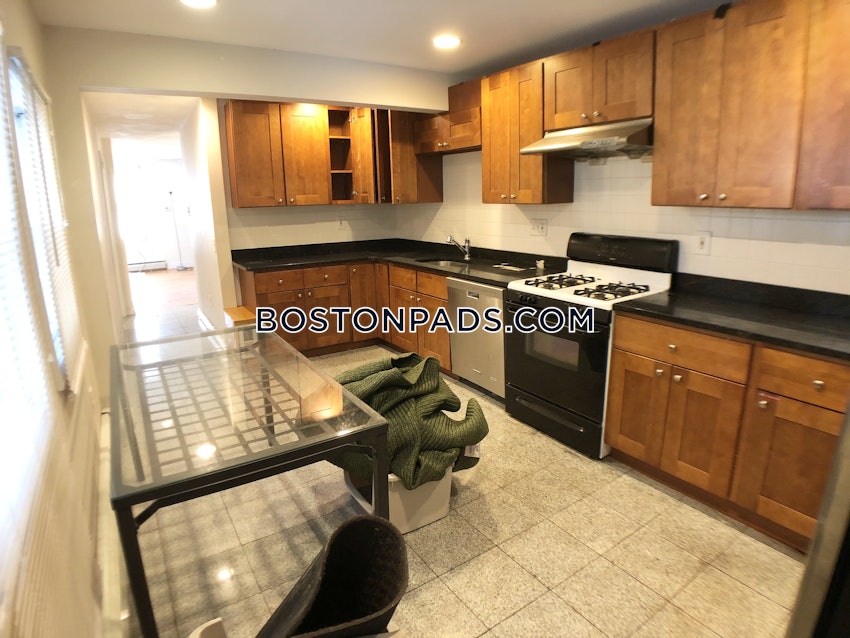 BOSTON - FORT HILL - 5 Beds, 2 Baths - Image 24