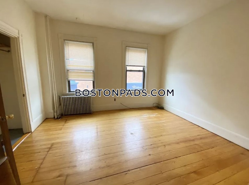 BOSTON - MISSION HILL - 4 Beds, 1 Bath - Image 3