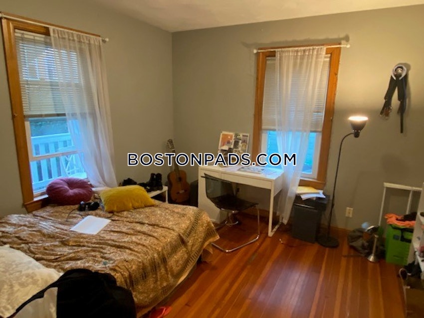 SOMERVILLE - TUFTS - 3 Beds, 1 Bath - Image 4