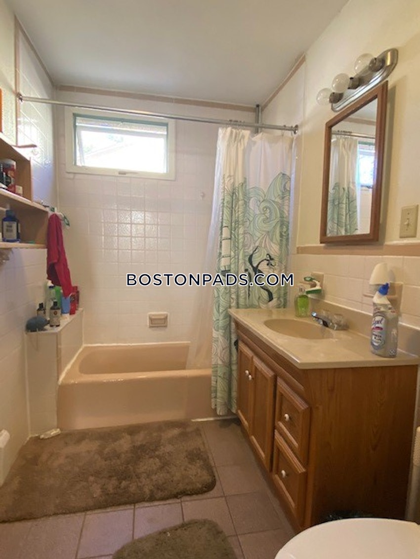 MEDFORD - TUFTS - 3 Beds, 1 Bath - Image 14