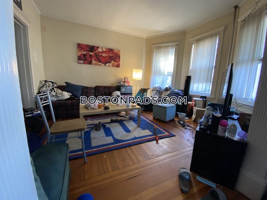 SOMERVILLE - TUFTS - 5 Beds, 1.5 Baths - Image 4