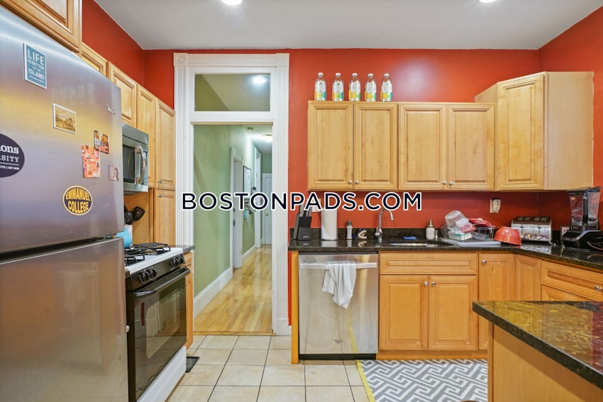 BOSTON - MISSION HILL - 4 Beds, 1 Bath - Image 16